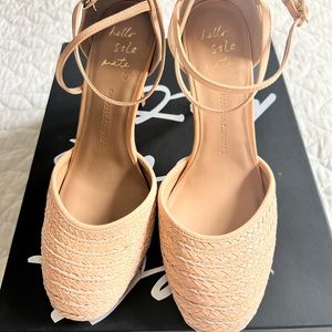 Brand New Banana Republic Pumps
Size 7
4" heel